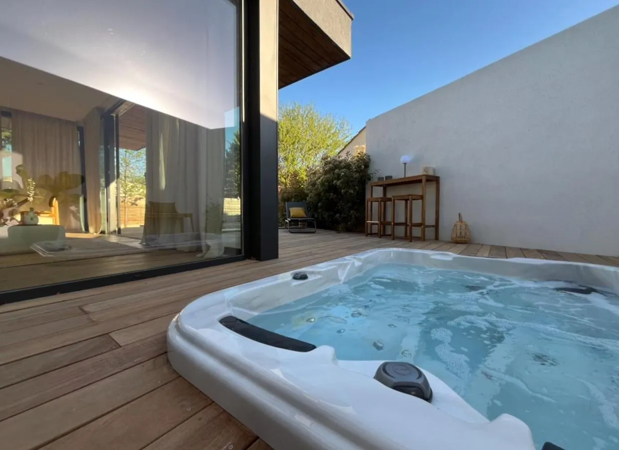Holiday home Lodge Valbelle, Maison Independante Avec Jacuzzi Tourves France