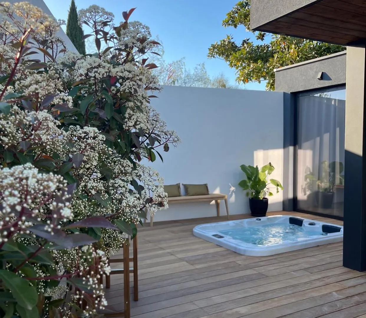 Lodge Valbelle, Maison Independante Avec Jacuzzi contacts