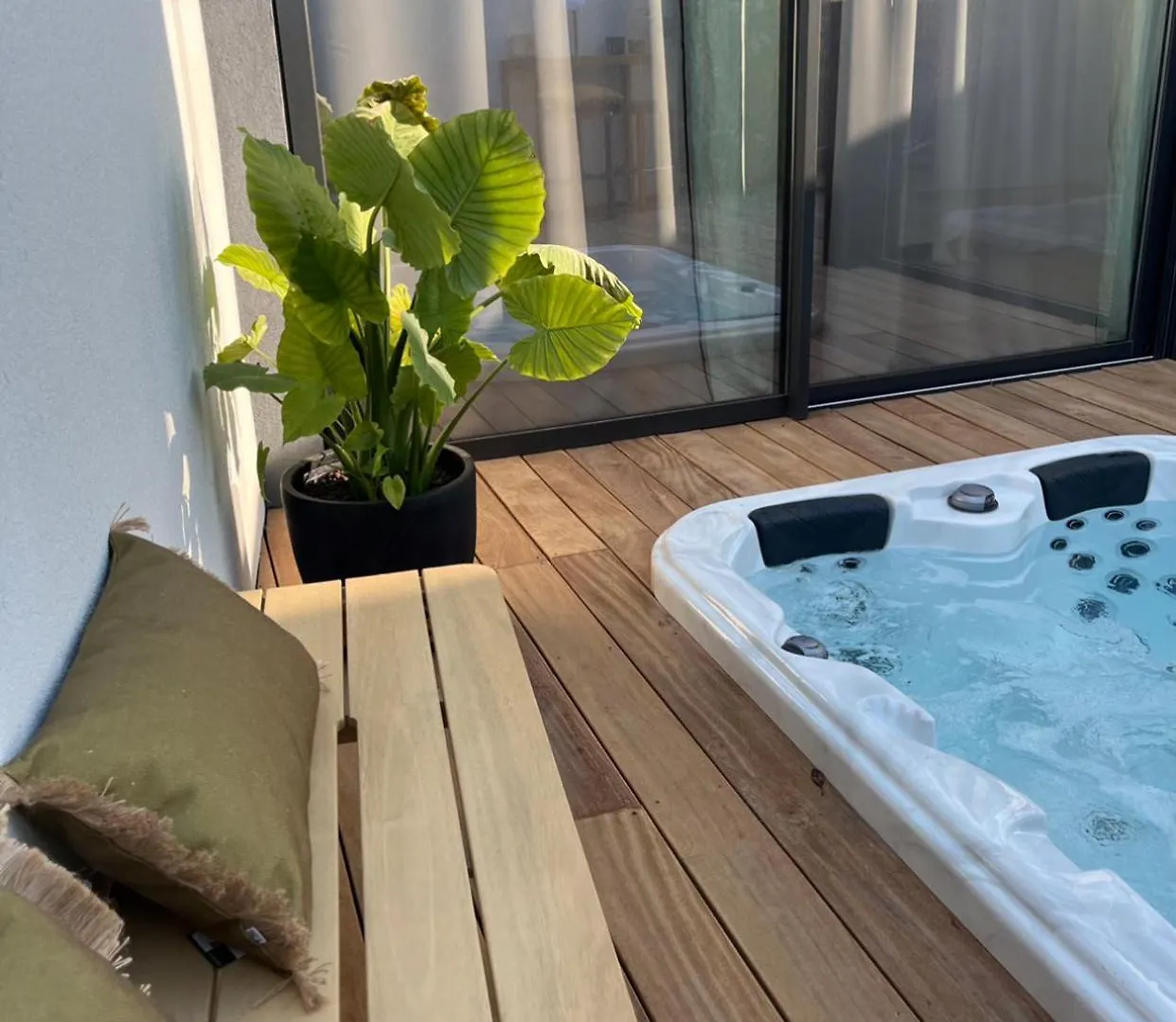 Lodge Valbelle, Maison Independante Avec Jacuzzi Tourves Holiday home