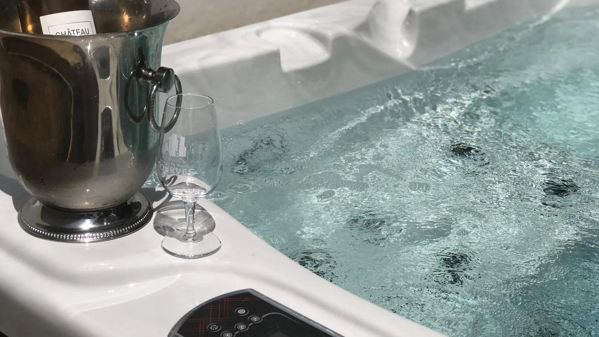 Lodge Valbelle, Maison Independante Avec Jacuzzi Tourves 0*,  France