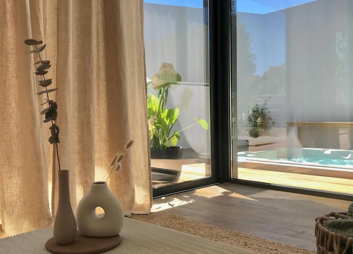 Lodge Valbelle, Maison Independante Avec Jacuzzi Tourves Holiday home